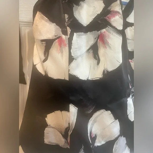 White House Black Market 100% silk floral halter top. See pics for measurements - Picture 13 of 14